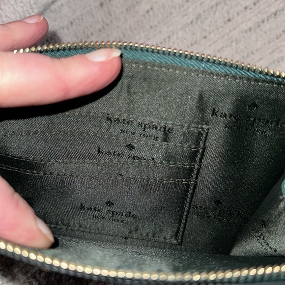 Kate Spade NWOT Green Wristlet - Shiny Gold Hardware -Gold Zipper Pocket on Back - Picture 5 of 8